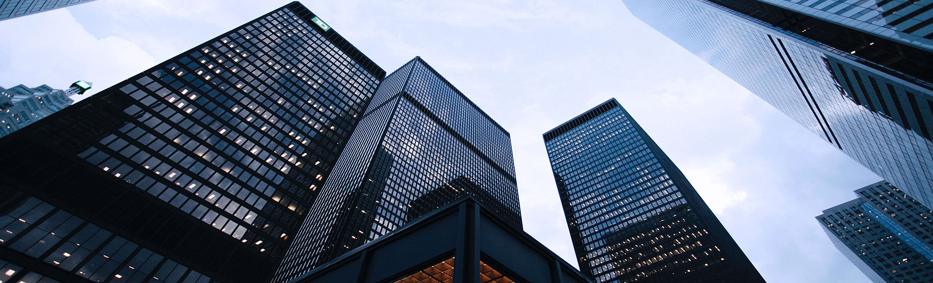 利用一系列固接在牽引鏈或膠帶上的料斗在豎直或接近豎直方向內向上運送散料